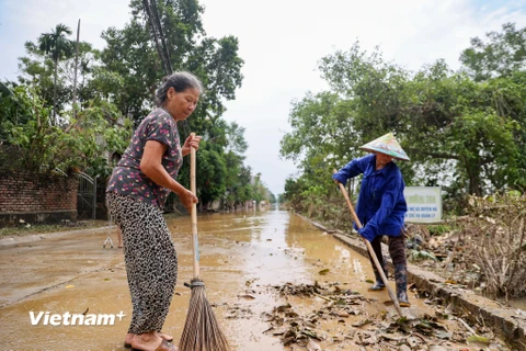 Một số khu vực ở Thanh Trì vẫn chưa rút nước, người dân sinh hoạt khó khăn