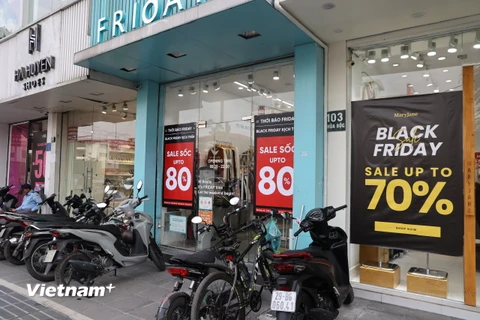 Một cửa hàng treo biển hiệu giảm giá tới 70% trong ngày Black Friday năm 2024. (Ảnh: Hiếu Hoàng/Vietnam+)