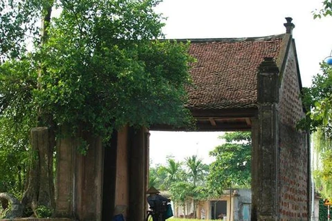 Đường vào làng cổ Đường Lâm (Ảnh: PV/Vietnam+)