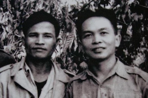 Đại tướng Võ Nguyên Giáp (phải) và Đại tướng Nguyễn Chí Thanh (trái).