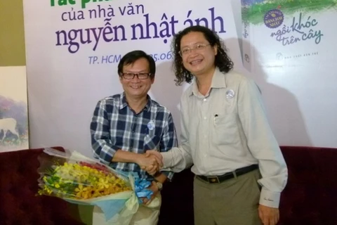 Nhà văn Nguyễn Nhật Ánh (trái) trong một ra mắt sách tại Thành phố Hồ Chí Minh (Ảnh: TTVH)