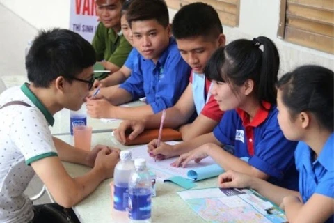 Hà Nội: Thanh niên tình nguyện đồng hành cùng sỹ tử trước "giờ G"
