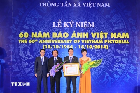 Báo Ảnh Việt Nam đón nhận Huân chương Lao động hạng Ba