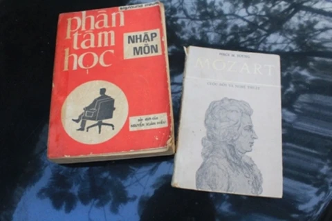 Nhiều sách cổ được bán tại “Đại hội sách cũ” đầu tiên ở Hà Nội 