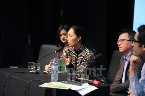 Đạo diễn Nguyễn Hoàng Điệp hào hứng với video clip của VietnamPlus 
