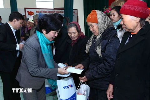 Công đoàn TTXVN tặng quà Tết các gia đình khó khăn ở Hà Nội 