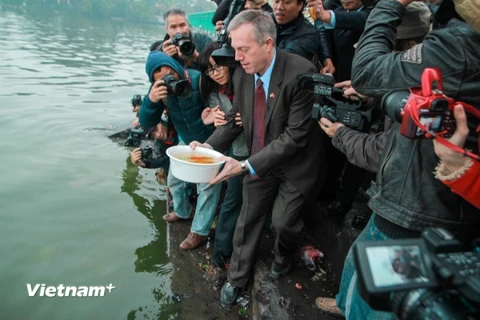 Đại sứ Hoa Kỳ tại Việt Nam thả cá tiễn chân ông Công ông Táo 