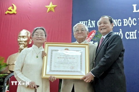 Ông Võ Văn Sung (giữa) đón nhận Huân chương Độc lập hạng Nhất vào sáng 1/6/2010. (Ảnh: Thế Anh/TTXVN)