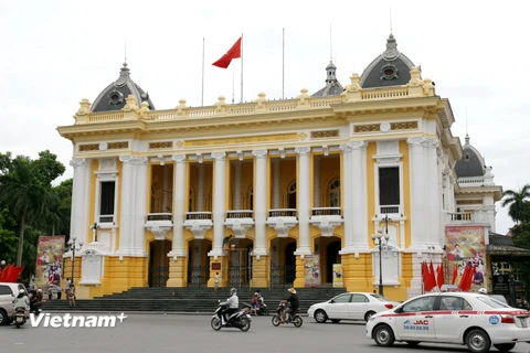 Nhà hát Lớn Hà Nội đang dần được khoác lên mình ‘màu áo’ mới. (Ảnh: Lê Doãn Đức/Vietnam+)