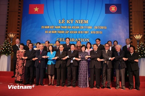 Phó Thủ tướng Phạm Bình Minh chụp ảnh kỷ niệm cùng các vị khách mời tại lễ kỷ niệm. (Ảnh: Minh Sơn/Vietnam+)