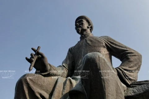 Tượng Danh nhân văn hóa thế giới Nguyễn Du đặt trước nhà trưng bày trong Khu di tích quốc gia đặc biệt Nguyễn Du. (Ảnh: Báo Ảnh Việt Nam/TTXVN)