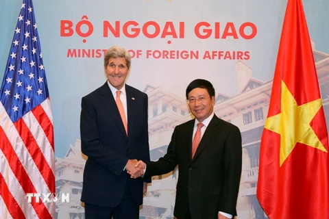 Ngày 7/8/2015, tại Hà Nội, Phó Thủ tướng, Bộ trưởng Ngoại giao Phạm Bình Minh đón và hội đàm với Bộ trưởng Ngoại giao Hoa Kỳ John Kerry sang thăm Việt Nam. (Ảnh: Thống Nhất/TTXVN)