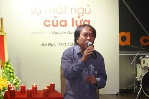 Nhà thơ Nguyễn Quang Thiều trong buổi ra mắt "phiên bản" mới "Sự mất ngủ của lửa." (Ảnh: TTVH)