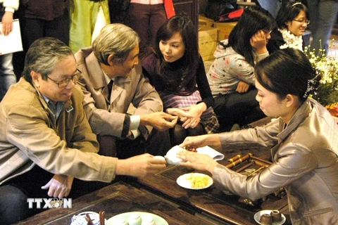 Du khách thưởng thức trà Việt tại Ngôi nhà Di sản (87 Mã Mây). (Ảnh minh họa: TTXVN)