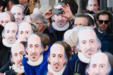 Nhiều người đeo mặt nạ trong lễ kỷ niệm 400 năm ngày mất Shakespeare tại thị trấn Stratford-Upon-Avon, quê hương của ông. (Ảnh: AFP/TTXVN)