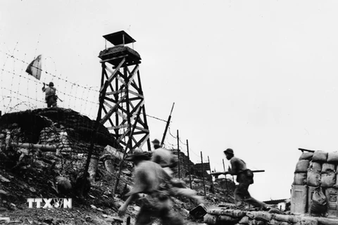 Quân giải phóng đánh chiếm căn cứ Đầu Mầu (1972) (Ảnh: Đoàn Công Tính - Tư liệu TTXVN)