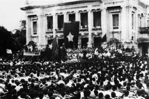 Trưa ngày 19/8/1945, hàng vạn người dân Thủ đô đổ về Quảng trường Nhà hát Lớn dự lễ mít tinh biểu dương lực lượng và chào mừng Ủy ban Quân quản. (Ảnh tư liệu: TTXVN)