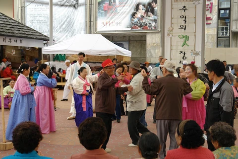 Người dân Hàn Quốc trình diễn điệu dân ca Arirang. (Ảnh minh họa: Yonhap/TTXVN)