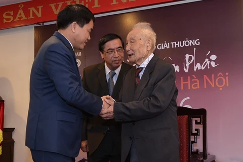 Chủ tịch Ủy ban Nhân dân Thành phố Hà Nội trao "Giải thưởng lớn - Vì tình yêu Hà Nội" cho nhiếp ảnh gia Lê Vượng.