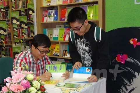 Nhà văn Nguyễn Nhật Ánh giao lưu, ký tặng sách cho độc giả Hà Nội hồi tháng 3/2015. (Ảnh: An Ngọc/Vietnam+)