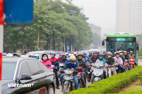 Xe buýt nhanh bị "bủa vây" bởi xe máy, ôtô (Ảnh: Minh Sơn/Vietnam+)