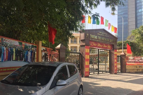 Trường tiểu học Nam Trung Yên - nơi xảy ra vụ xe taxi chở Hiệu trưởng đâm gãy chân học sinh (Ảnh: VNews)