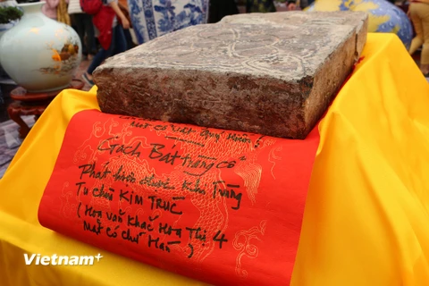 Gạch Bát Tràng cổ có niên đại khoảng 1000 năm trước, được phát hiện khi trùng tu chùa Kim Trúc (năm 1998). Bốn mặt của viên gạch có khắc chữ Hán. (Ảnh: Phương Phạm/Vietnam+)