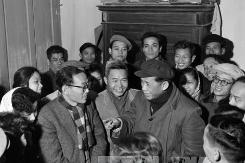 Tổng Bí thư Lê Duẩn thăm Việt Nam Thông tấn xã (nay là Thông tấn xã Việt Nam), ngày 14/2/1967. (Ảnh: Tư liệu TTXVN) 