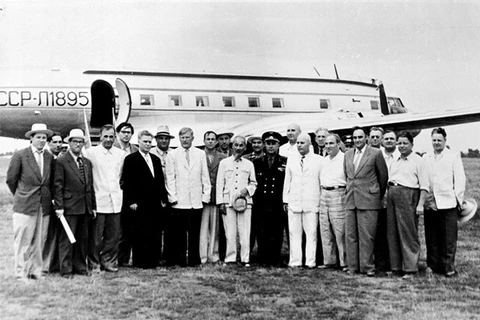 Ngày 10/7/1955: Hồ Chủ tịch đã đến thành phố Novosibirsk, mở đầu cuộc đi thăm hữu nghị chính thức Liên Xô. Ảnh: Quang cảnh buổi đón tiếp Chủ tịch Hồ Chí Minh ở sân bay Novosibirsk. (Nguồn: TTXVN)