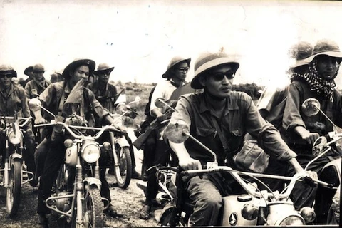 Phóng viên Trần Mai Hạnh (đeo kính) và các phóng viên Thông tấn xã Giải phóng trước cửa ngõ Sài Gòn sáng 30/4/1975. (Ảnh: Nhà báo Trần Mai Hạnh cung cấp)