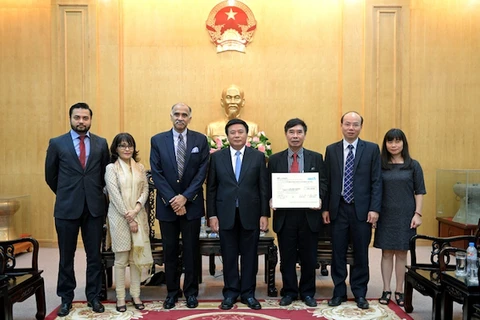 Đại sứ quán Ấn Độ trao tài trợ của chính phủ Ấn Độ cho Trung tâm Nghiên cứu Ấn Độ (thuộc Học viện Chính trị Quốc gia Hồ Chí Minh). (Ảnh: Minh Luyến/Vietnam+)