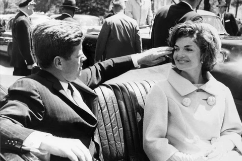 Cựu Tổng thống John F. Kennedy và cựu Đệ nhất phu nhân Jackie Kennedy. (Ảnh: New York Times)
