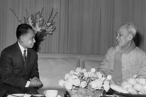 Chủ tịch Hồ Chí Minh tiếp Hoàng thân Norodom Phurisara, Bộ trưởng Ngoại giao Vương quốc Campuchia sang thăm Việt Nam (10/1/1968). (Ảnh: Tư liệu TTXVN)