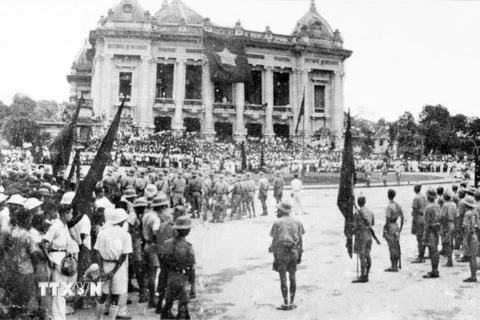 Các đội quân du kích từ các chiến khu tiến vào Hà Nội, tập trung trước Nhà hát lớn, ngày 30/8/1945. (Nguồn: Tư liệu TTXVN)