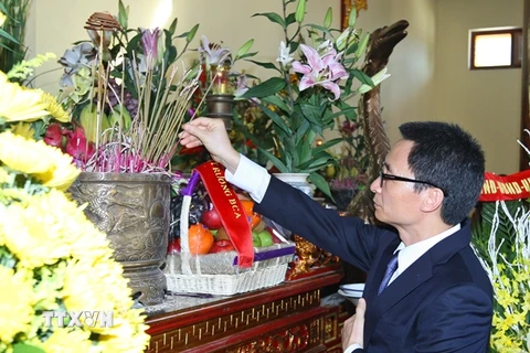 Phó Thủ tướng Vũ Đức Đam dâng hương tại Khu lưu niệm Tổng Bí thư Nguyễn Văn Linh. (Ảnh: TTXVN)