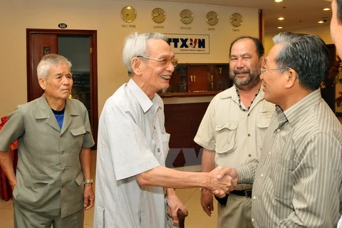 Nhà báo Đỗ Phượng (thứ hai từ trái sang) gặp gỡ các cựu phóng viên, biên tập viên Thông tấn xã Giải phóng nhân dịp kỷ niệm 70 năm thành lập TTXVN). (Ảnh: TTXVN)