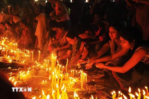 Người dân theo đạo Hindu thắp nến tại lễ hội ánh sáng Diwali. (Ảnh: AFP/TTXVN)