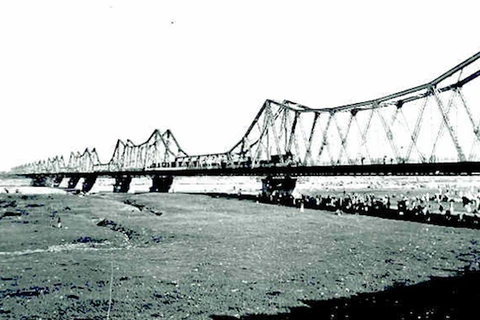 Cầu Doumer - nay là cầu Long Biên. (Ảnh: Trung tâm Lưu trữ Quốc gia I)