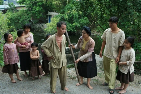 "Thương nhớ ở ai" là câu chuyện về thân phận những người phụ nữ nơi "Bến không chồng." (Ảnh: VFC)