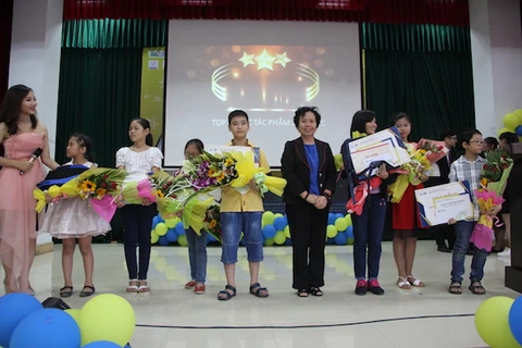 Thí sinh Trần Nam Long (áo vàng) nhận giải đặc biệt của cuộc thi. (Ảnh: BTC)