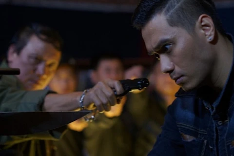 Diễn viên Việt Anh (phải) trong một cảnh phim "Người phán xử." (Ảnh: VFC)