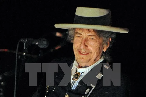 Huyền thoại âm nhạc nổi tiếng người Mỹ Bob Dylan trong một buổi biểu diễn gần Byron, Australia ngày 25/4/2011. (Ảnh: AFP/TTXVN)