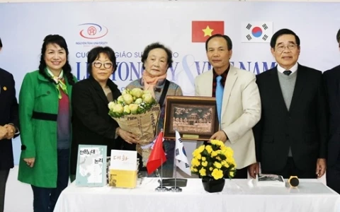 Buổi tọa đàm có sự tham gia của đại diện gia đình cố giáo sư Rhee Yeung Hui. (Ảnh: BTC)