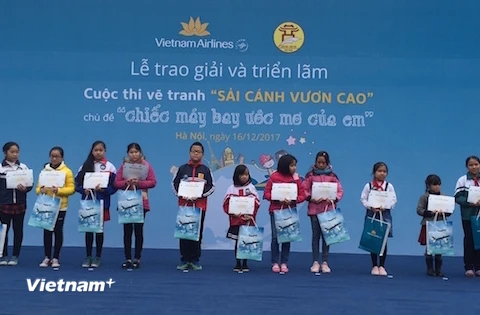 Lễ trao giải cuộc thi vẽ tranh "Sải cánh vươn cao" diễn ra sáng 16/12 tại Hà Nội. (Ảnh: PV/Vietnam+)