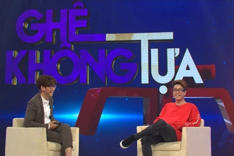 Ca sỹ Bùi Anh Tuấn là khách mời "xông đất" chương trình "Ghế không tựa 2018." (Ảnh: VTV)