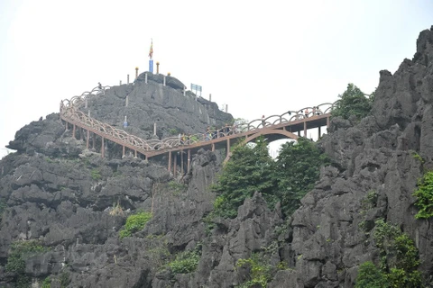Hệ thống bậc thang được xây dựng trên hệ thống núi đá vôi đường lên đỉnh núi Cái Hạ do Công ty Cổ phần Du lịch Tràng An đầu tư xây dựng. (Ảnh: Minh Đức/TTXVN)