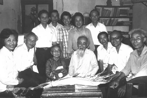 Học giả Đào Duy Anh (người ngồi thứ tư từ trái qua, hàng trước) bên các học trò. (Ảnh: USSH)