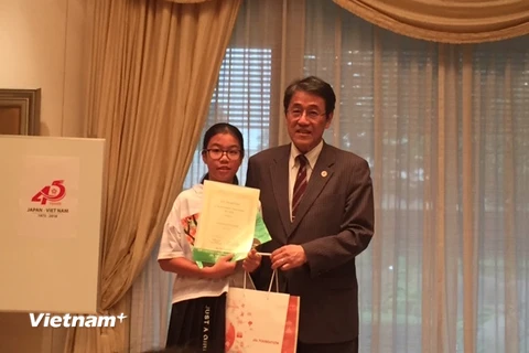Đại sứ Nhật Bản Umeda Kunio trao giấy chứng nhận và quà cho tác giả đoạt giải. (Ảnh: PV/Vietnam+)
