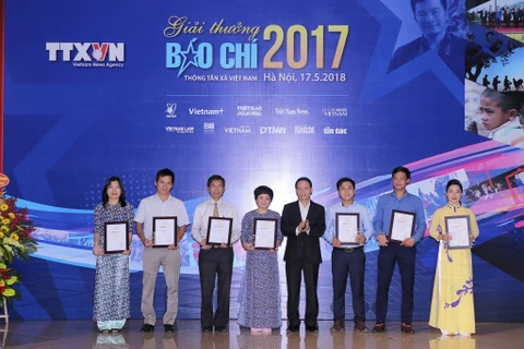 Tổng Giám đốc Thông tấn xã Việt Nam, Nguyễn Đức Lợi trao giải A cho các tác giả. (Ảnh: Minh Sơn/Vietnam+)