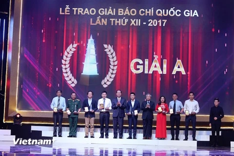 Các tác giả đoạt giải A Giải Báo chí quốc gia lần thứ 12. (Ảnh: Minh Sơn/Vietnam+)